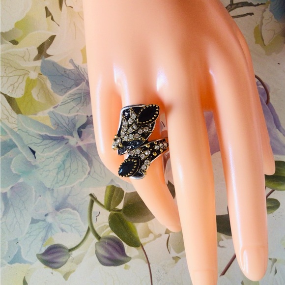 Beautiful silver/black ring surrounded by gorgeous diamond stone choos your size - Picture 9 of 9